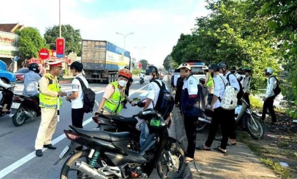 Phụ huynh cho con hoặc người chưa đủ tuổi điều khiển phương tiện giao thông cơ giới có thể bị xử lý cả về hành chính lẫn hình sự