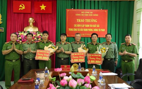 Công an tỉnh Đắk Nông trao thưởng nóng cho các đơn vị bắt giữ nhanh 2 đối tượng cướp giật tài sản