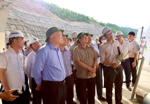 Phó Thủ tướng Thường trực Nguyễn Hòa Bình kiểm tra tiến độ các dự án cao tốc