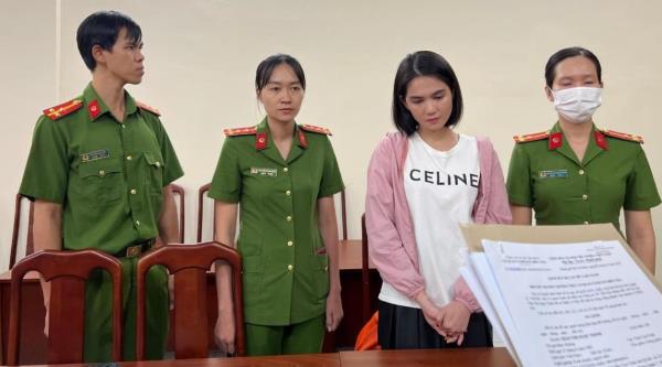 Khởi tố, bắt tạm giam người mẫu Ngọc Trinh và đồng phạm sau vụ biểu diễn mô-tô trên đường
