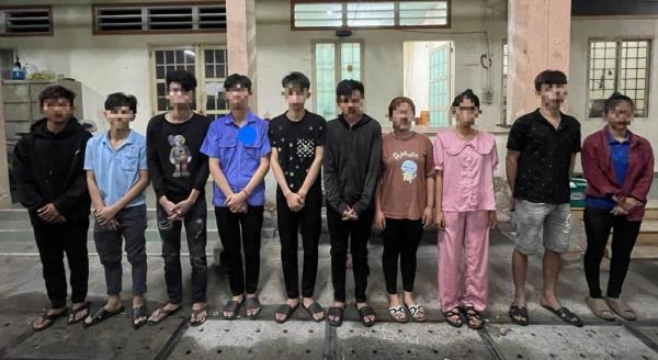 Mâu thuẫn trên mạng, hai nhóm nam nữ cầm mã tấu hỗn chiến ở xã Phú Hòa Đông