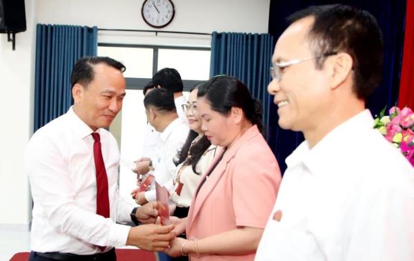 Bế giảng lớp bồi dưỡng cán bộ lãnh đạo, quản lý nhóm 3