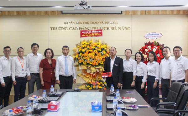 Lãnh đạo thành phố Đà Nẵng thăm, chúc mừng Ngày Nhà giáo Việt Nam