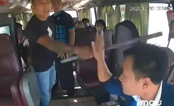 Liên tiếp xảy ra các vụ việc nhân viên xe buýt bị hành hung trên đường
