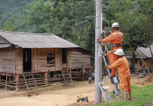 Đưa điện lưới quốc gia đến 100% hộ dân bản Lòm - K. Chăm