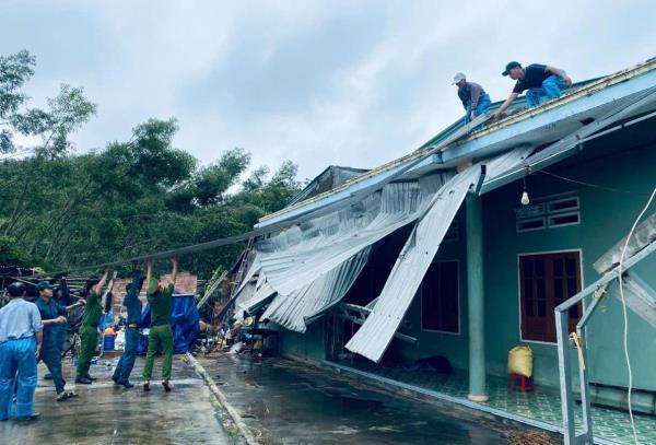 Lốc xoáy, sạt lở hoành hành miền Trung