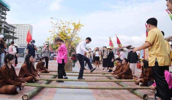 Đà Nẵng tái hiện không gian Tết Việt bên bờ biển, phục vụ người dân và du khách dịp Tết Bính Ngọ