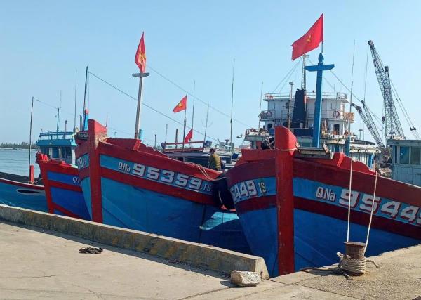 Ngư dân gặp khó khi giá xăng dầu tăng cao