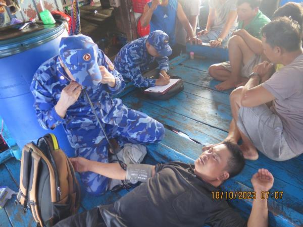 Tàu Cảnh sát biển sẽ tiếp nhận 78 thuyền viên và 2 thi thể ngư dân
