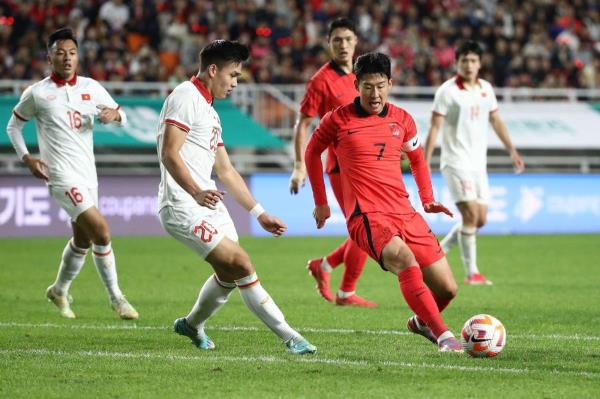 Bùi Hoàng Việt Anh nhận tin mừng từ FIFA
