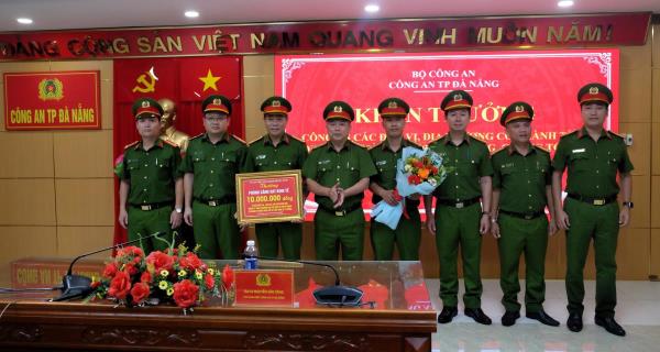 Nhiều đơn vị được khen thưởng về thành tích đấu tranh, trấn áp tội phạm
