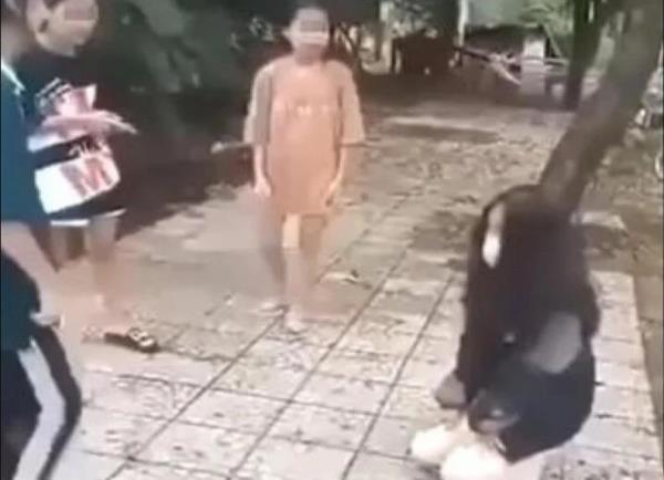Nữ sinh bị bạn đánh hội đồng