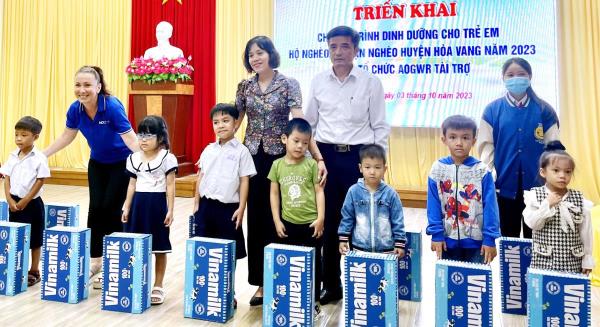 Hỗ trợ sữa cho gần 180 trẻ em suy dinh dưỡng huyện Hòa Vang