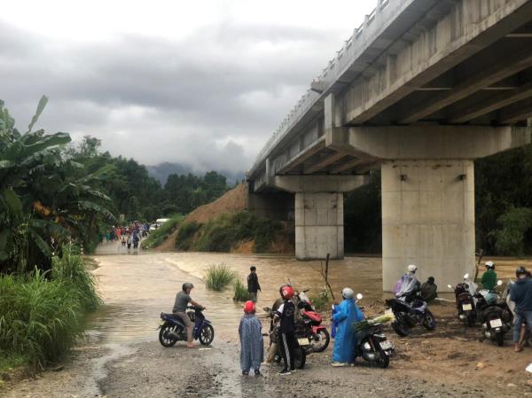 Sạt lở gây chia cắt, cô lập hàng trăm hộ dân ở Trà My