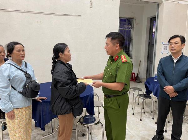 Lãnh đạo CATP, UBND quận và CAQ Ngũ Hành Sơn thăm, chia sẻ với gia đình nhân viên bảo vệ bị 2 đối tượng cướp ngân hàng đâm tử vong