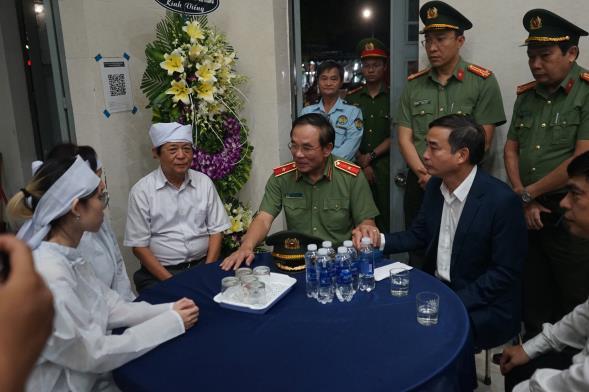 Lãnh đạo thành phố Đà Nẵng viếng và chia buồn cùng gia đình nhân viên bảo vệ Trần Minh Thành