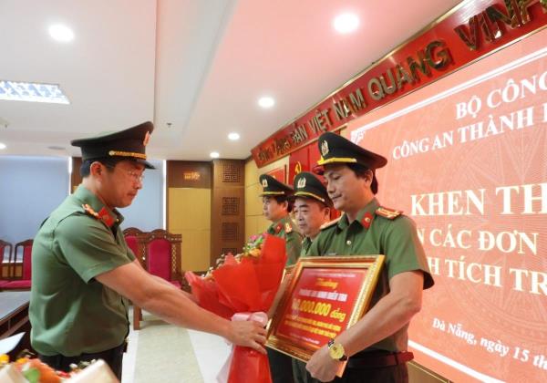 Công an nhiều đơn vị, địa phương lập thành tích xuất sắc được khen thưởng