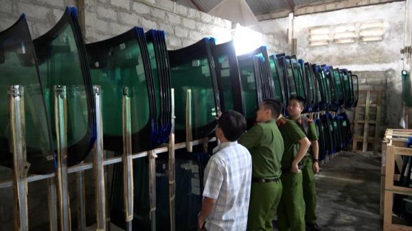 Triệt phá đường dây buôn bán kính xe ô tô giả nhãn hiệu nổi tiếng quy mô lớn