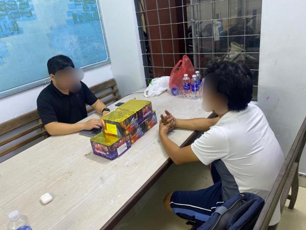 Phát hiện quản trị 2 nhóm facebook hơn 11 ngàn thành viên tàng trữ trái phép pháo hoa nổ