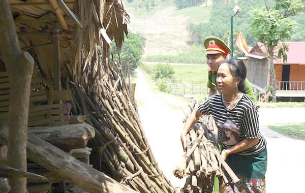 Công an xã 3 cùng với người dân vùng biên giới