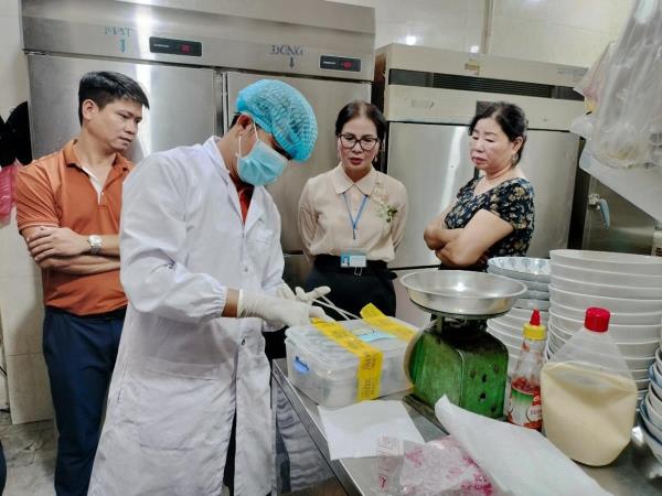 Hàng chục người bị ngộ độc sau khi ăn bánh mì Phượng