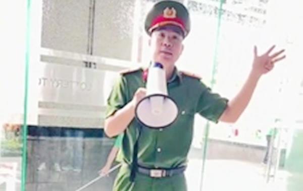 CLIP: Anh công an hướng dẫn phòng cháy chữa cháy gây bão mạng
