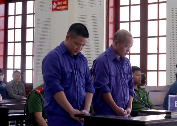 Cầm dao sang hàng xóm nói chuyện bị hai cha con chém, đánh tử vong