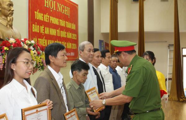 Tuyên dương, khen thưởng 77 tập thể, cá nhân xuất sắc
