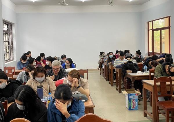 250 cảnh sát đột kích 9 địa điểm bắt giữ 193 đối tượng trong đường dây cho vay nặng lãi do người nước ngoài cầm đầu