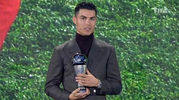Ronaldo nhận giải an ủi sau FIFA The Best