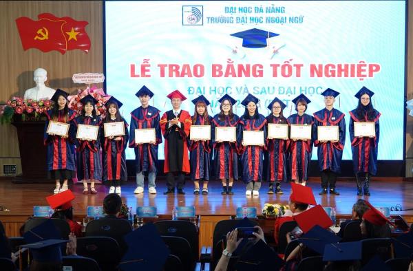 Trường Đại học Ngoại ngữ Đà Nẵng trao bằng tốt nghiệp cho 481 Tiến sĩ, Thạc sĩ,Cử nhân