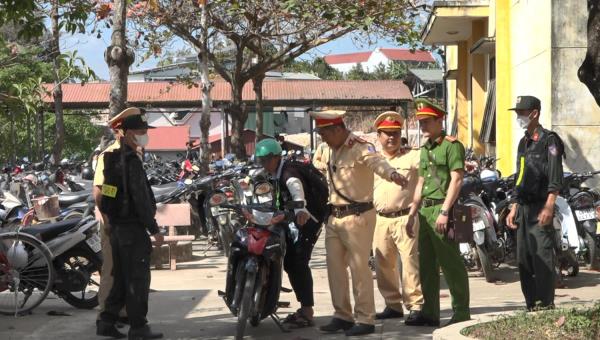 Lưc lượng CSGT Đắk Nông đến tận trường học kiểm tra phương tiện phòng ngừa tai nạn trong lứa tuổi học sinh