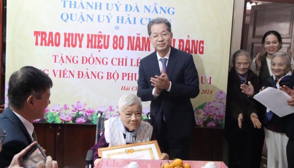 Bí thư Thành ủy trao Huy hiệu 80 năm tuổi Đảng cho đồng chí Lê Thị Kinh