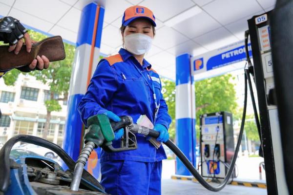 Giá xăng dầu bật tăng dữ dội, RON 95 vọt lên hơn 21.000 đồng/lít
