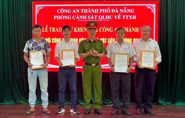Nhiều công dân được nhân Thư khen của Giám đốc Công an TP Đà Nẵng