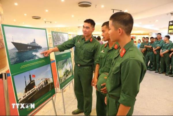 Giới thiệu 80 bức ảnh chủ đề Bác Tôn với Quân đội nhân dân Việt Nam