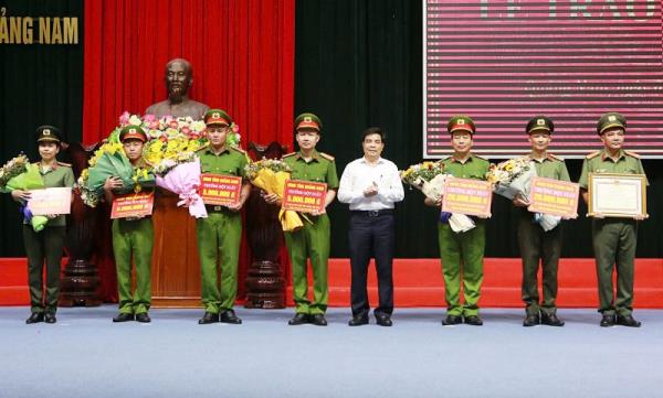 Chủ tịch UBND tỉnh Quảng Nam khen thưởng thành tích triệt phá đường dây cá độ bóng đá 200 tỷ đồng