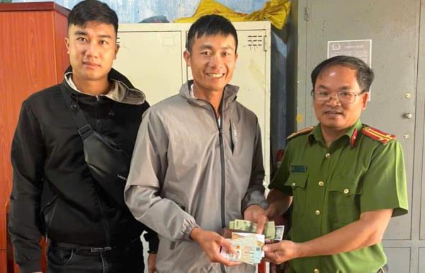 Nhặt được của rơi nhờ Công an xã tìm người trả lại