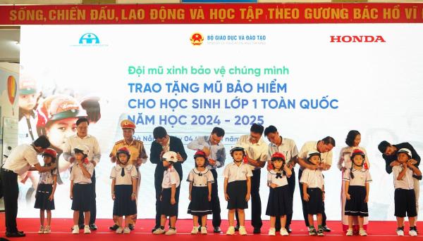 Tặng 1,7 triệu mũ bảo hiểm cho học sinh lớp 1 trong năm học 2024-2025