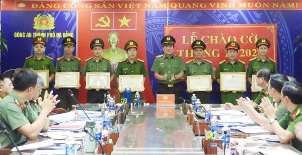 Nhiều tập thể, cá nhân được Bộ trưởng Bộ Công an, Chủ tịch UBND TP Đà Nẵng tặng Bằng khen