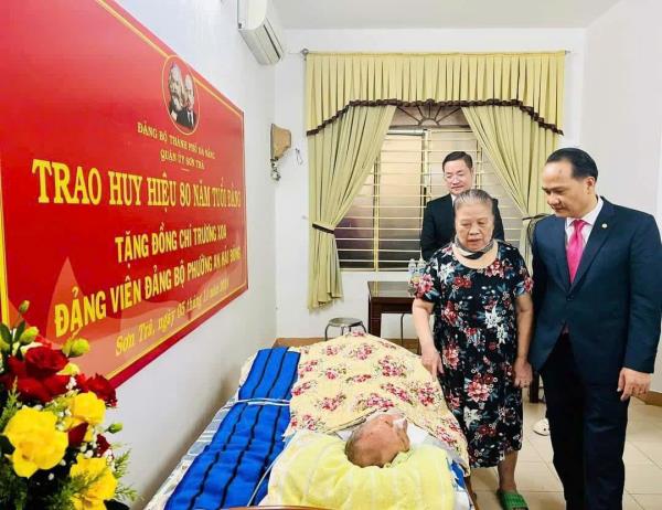 Trao Huy hiệu Đảng cho đảng viên đủ tiêu chuẩn thuộc Đảng bộ quận Hải Châu, Sơn Trà