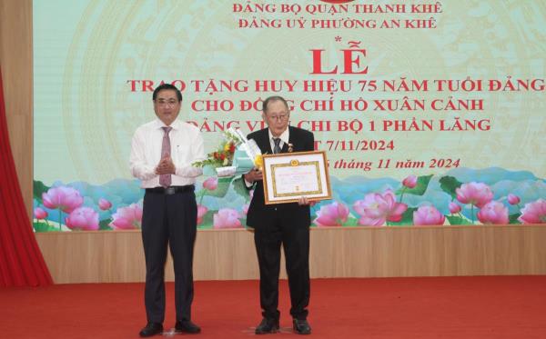 98 đảng viên quận Thanh Khê nhận Huy hiệu Đảng đợt 7-11