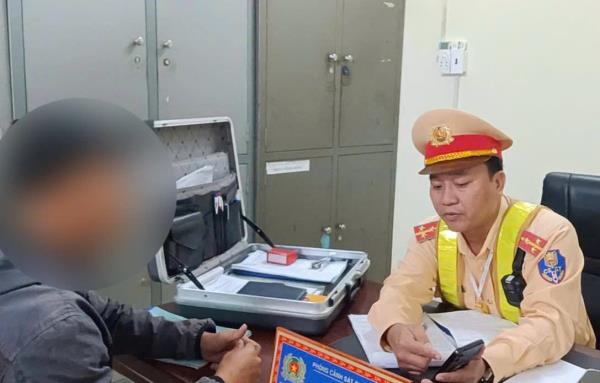 Xử lý nhiều tài xế xe khách dùng điện thoại khi điều khiển phương tiện