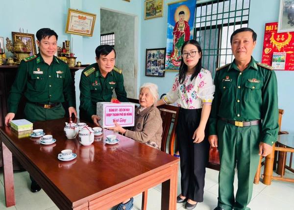 Bộ đội Biên phòng Đà Nẵng thăm, tặng quà Mẹ Việt Nam anh hùng và thân nhân Liệt sĩ