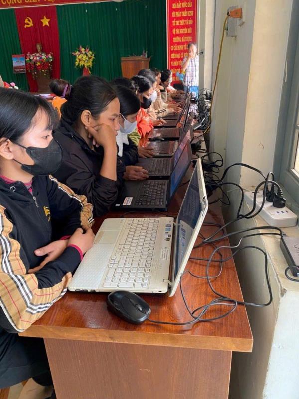 Lớp học lái xe của Công an xã