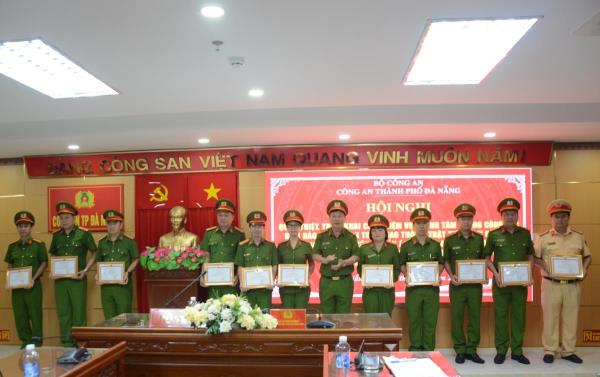 Tuyên dương các tập thể, cá nhân có thành tích xuất sắc trong cao điểm đảm bảo trật tự an toàn giao thông