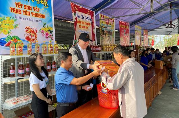 Tặng quà Tết cho đối tượng chính sách và người dân nghèo