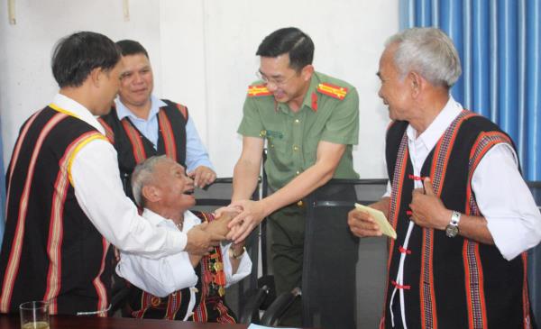 Lãnh đạo Công an TP Đà Nẵng thăm, tặng quà chúc Tết tại các xã Hòa Phú và Hòa Bắc