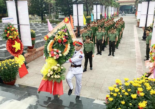 Lãnh đạo và CBCS Công an TP Đà Nẵng dâng hương tưởng niệm, tri ân các Anh hùng liệt sĩ