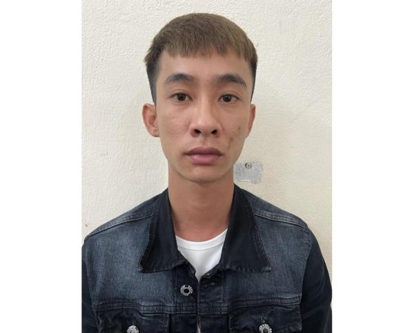 Làm rõ đối tượng có hành vi dán ảnh sinh viên trước cổng Trường Đại học để đòi nợ